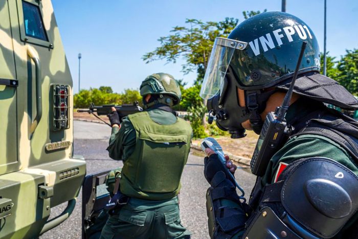Lực lượng làm nhiệm vụ nhanh chóng triển khai đội hình, xử lý tình huống, bảo đảm an toàn cho yếu nhân và cán bộ.