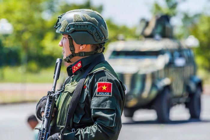 Thực hiện nhiệm vụ canh gác tại khu vực bất ổn, nơi có đoàn xe chở cán bộ, VIP đi qua.