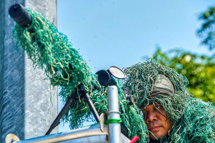 Lực lượng Cảnh sát gìn giữ hòa bình triển khai đội hình gồm nhiều mũi từ bắn tỉa để kiểm soát tình hình từ xa, tránh bị động trong trường hợp xấu xảy ra.
