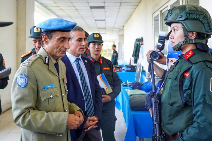 Buổi diễn tập thực chiến đầy ấn tượng chào đón Đoàn Tư lệnh Cảnh sát Liên Hợp Quốc đến thăm và làm việc tại Trung tâm Đào tạo và Phát triển năng lực gìn giữ hòa bình.