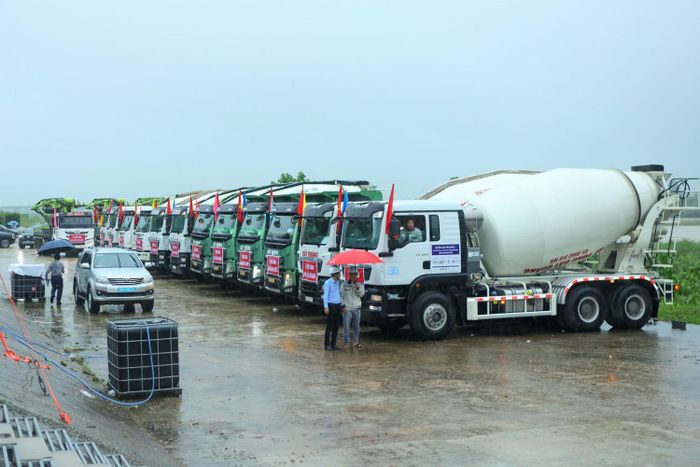 Các phương tiện thi công sẵn sàng thực hiện dự án.