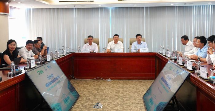 Toàn cảnh cuộc trao đổi giữa ba đơn vị trước lễ ký bản ghi nhớ hợp tác.