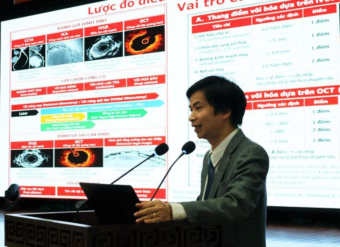 GS.TS.BS. Hoàng Anh Tiến, Giám đốc Trung tâm Tim mạch, Bệnh viện Trường Đại học Y Dược Huế, báo cáo tại hội thảo.