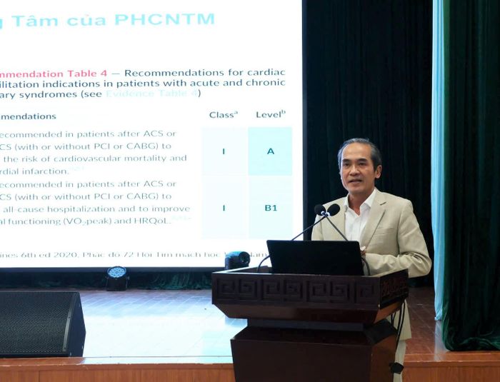 TS.BS. Nguyễn Tấn Dũng, Phó Giám đốc Bệnh viện C Đà Nẵng, báo cáo tại hội thảo.