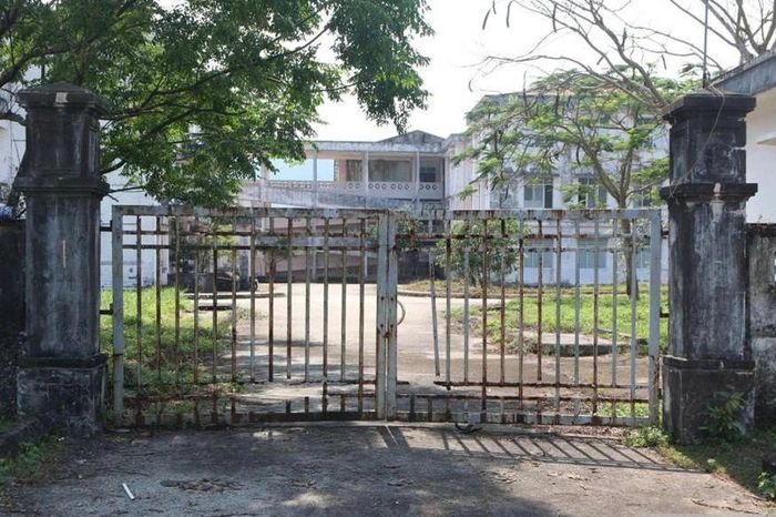 Bệnh viện đa khoa Chân Mây được đầu tư gần 170 tỷ đồng nhưng sau đó gần như bỏ hoang.