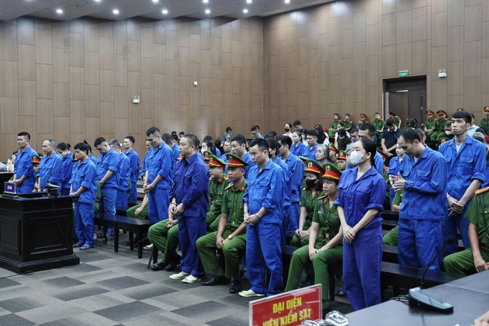 Các bị cáo nghe Hội đồng xét xử tuyên án.