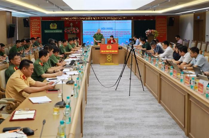 Đại tá Nguyễn Thuận, Phó Giám đốc Công an thành phố phát biểu tại hội nghị.