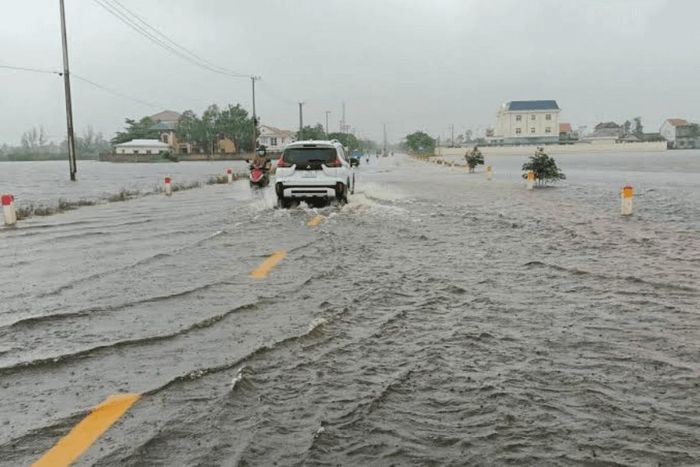 Miền Trung mưa lớn dồn dập, nhiều khu vực có nguy cơ ngập lụt, lũ quét và sạt lở đất.