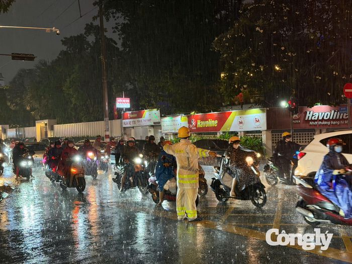 CSGT TP.HCM điều tiết giao thông trong mùa mưa.