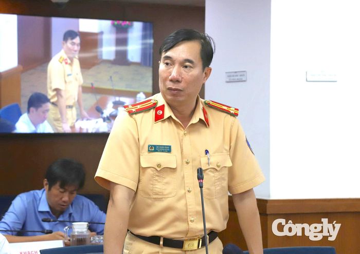 Thượng tá Đỗ Xuân Hoàn - Phó Trưởng phòng CSGT Công an TP.HCM thông tin tại họp báo.
