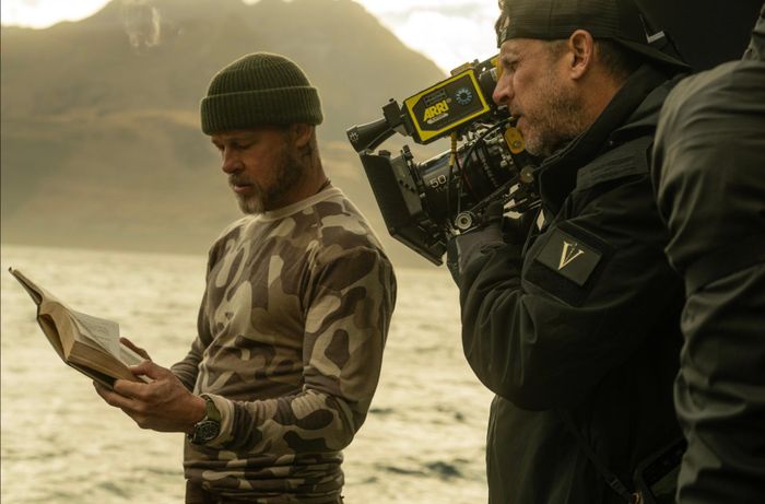 Brad Pitt trên phim trường với điều kiện thời tiết khắc nghiệt. 