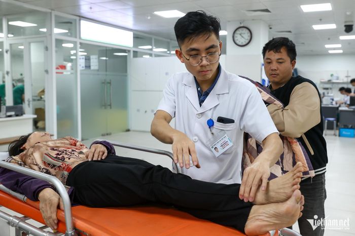 Kiểm tra bệnh nhân tại khoa Cấp cứu, Bệnh viện Hữu nghị Việt Đức. Ảnh: Phạm Hải