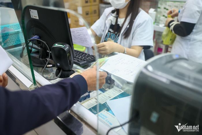 Thanh toán viện phí tại Bệnh viện Hữu nghị Việt Đức (Hà Nội). Ảnh: Phạm Hải