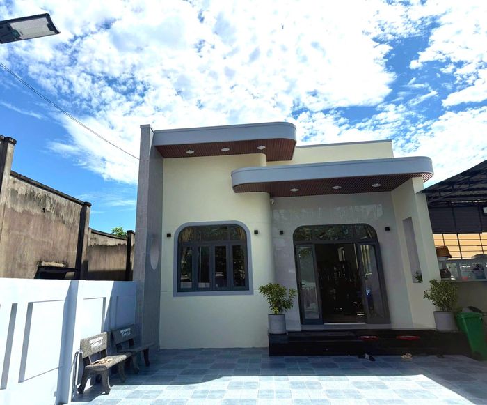 Thay vì xây dựng hết phần đất, gia đình chị Xuân chừa một khoảng rộng làm sân trước nhà, tạo không gian sống thoáng đãng