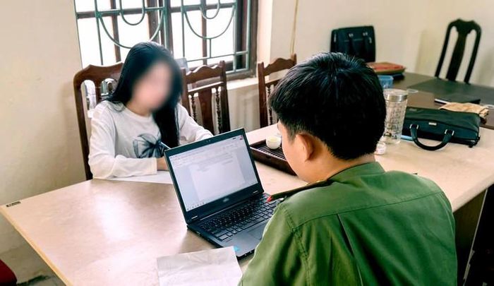 Công an tỉnh Hưng Yên làm việc với L.T.C. về việc lập nhóm Facebook “Những người ghét bố mẹ”. Ảnh: CACC