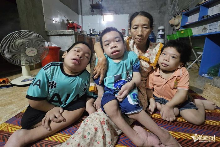 Hầu hết thời gian của bà Lễ là chăm sóc 3 con Hải, Hoà và Hân. Ảnh: Hải Sâm