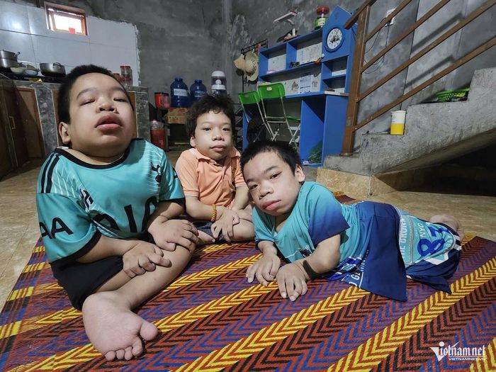 3 anh em Hải, Hoà và Hân chỉ có thể nằm hoặc ngồi tại chỗ. Ảnh: Hải Sâm