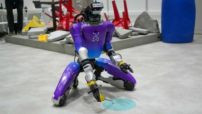 Một mẫu robot hình người đang kiểm tra hóa chất nguy hiểm. Ảnh: HTX