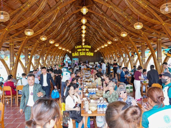 Nhà hàng Làng nướng KĐT Bắc Sài Gòn là điểm đến quen thuộc với khách hàng, cư dân khu vực với sức chứa lên đến 800 khách. 