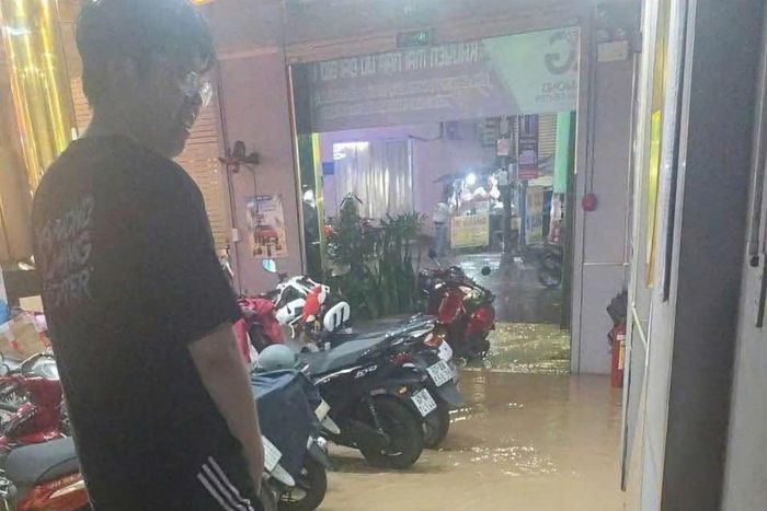 Bùn đất tràn vào nhà dân. Ảnh: T.H