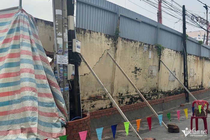Vết nứt xé dài trên tường bao công trình, nguy cơ đổ sập. Ảnh: Hoàng Anh