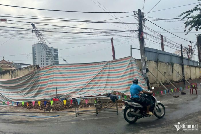 Khu vực vỡ tường bao công trình sáng 8/10. Ảnh: Hoàng Anh
