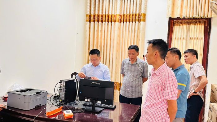 UBND xã Minh Hóa cũng đã bàn giao trang thiết bị công nghệ thông tin phục vụ công tác chuyển đổi số cho 14 thôn trên địa bàn. Ảnh: Đình Tuân