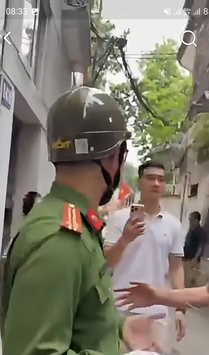 Lực lượng công an có mặt tại hiện trường để giải quyết vụ việc. Ảnh cắt từ clip