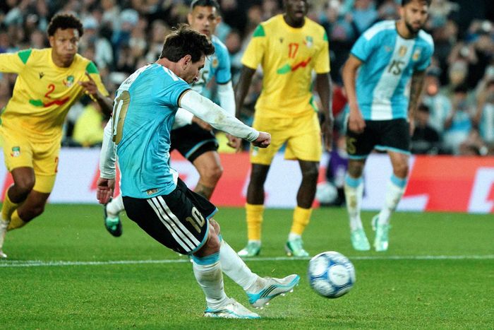 Khoảnh khắc Messi ghi bàn cuối cùng cho Argentina. Ảnh: Clarin