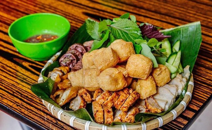 Mỗi suất bún đậu mắm tôm được bán với giá 32 USD (tương đương 800.000 đồng). Ảnh: NYC