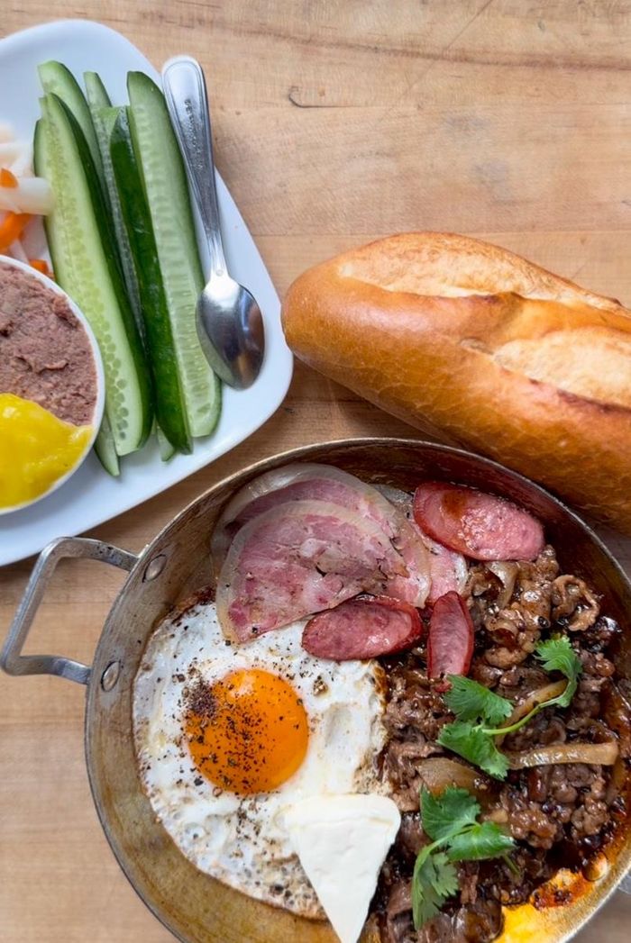 Suất bánh mì chảo đầy đặn. Ảnh: Phe.nyc