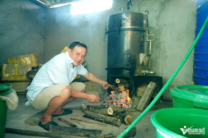 Ông Yêu nấu rượu, nuôi lợn tăng thêm thu nhập