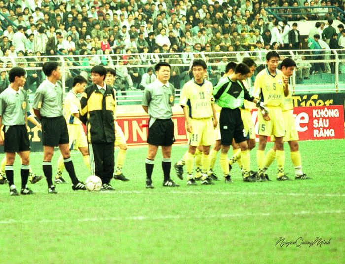 CLB CAHN chuyển giao trước khi mất tên. Ảnh: Quang Minh