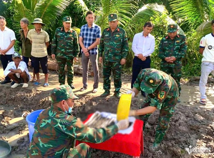 Hài cốt liệt sĩ được lấy mẫu, niêm phong để lưu giữ. Ảnh: KL