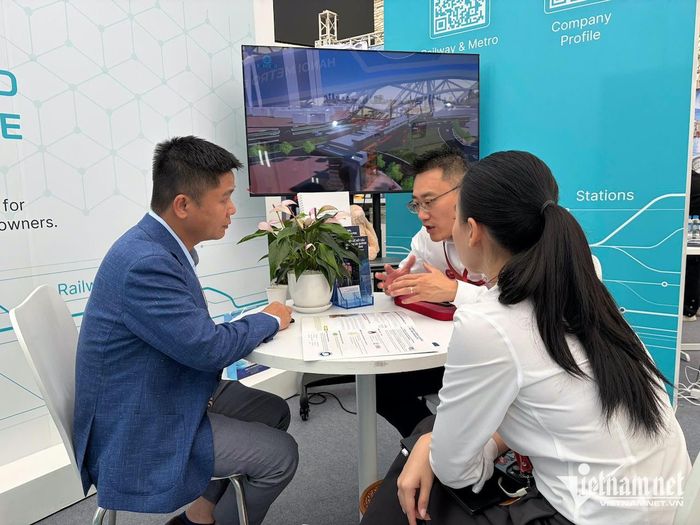 CEO Pontech Lê Đăng Khoa (áo vest) giới thiệu tới các đối tác tại triển lãm. Ảnh: Hà Anh