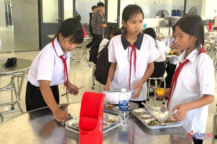 Sau khi ăn xong, học sinh cùng nhau dọn dẹp bàn ghế. Ảnh: Hải Dương