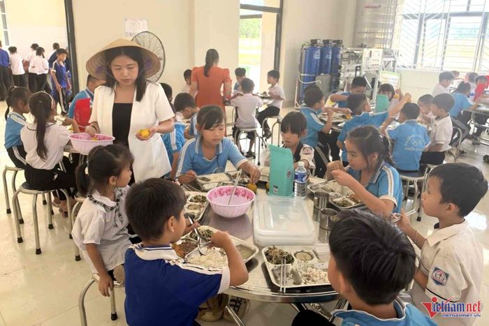 Cô nuôi phát trái cây cho học sinh. Ảnh: Hải Dương