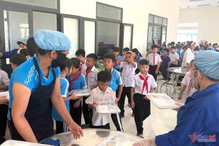 Học sinh lấy cơm buổi trưa. Ảnh: Hải Dương