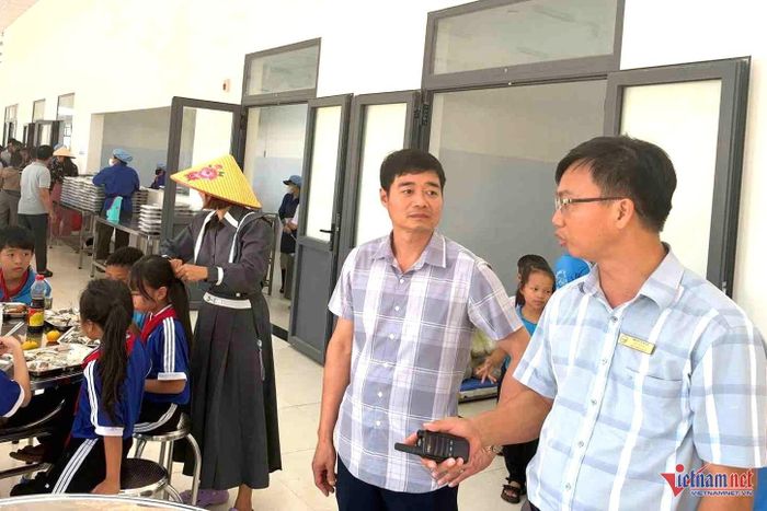 Ông Đỗ Văn Phong (trái) – Phó Hiệu trưởng trường nội trú liên cấp xã Ia Lốp tham quan mô hình của trường nội trú liên cấp Ia R'vê. Ảnh: Hải Dương