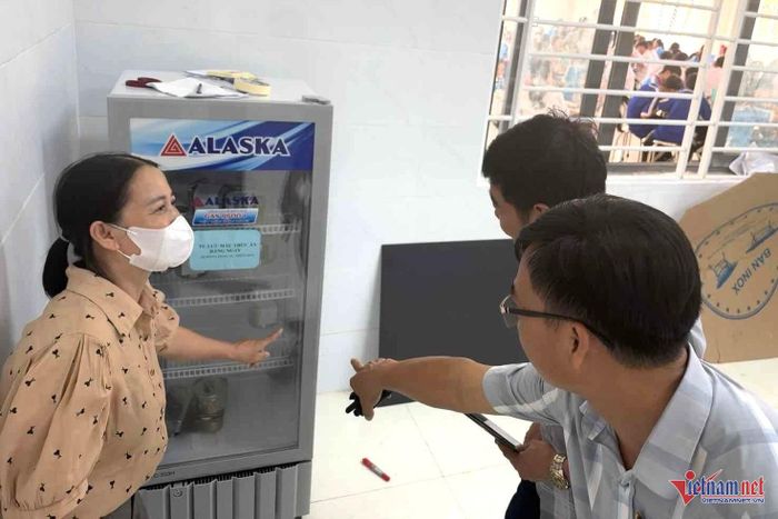 Tủ lưu mẫu thức ăn hàng ngày. Ảnh: Hải Dương