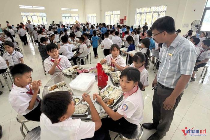 Ông Hồ Sỹ Cát kiểm tra học sinh khối tiểu học dùng bữa trưa. Ảnh: Hải Dương