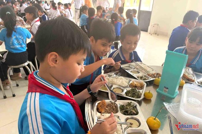 Em Kiều Phạm Quang Đạt háo hức khi có món tráng miệng sau bữa ăn. Ảnh: Hải Dương