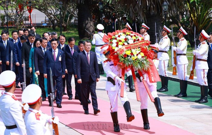   Thủ tướng Lê Minh Hưng đặt vòng hoa tưởng niệm tại Đài liệt sĩ vô danh Lào. Ảnh: TTXVN