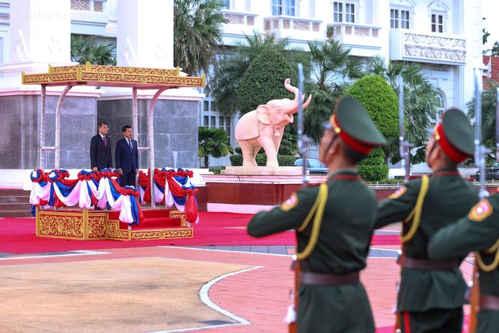 Thủ tướng Lào Saleumxay Kommasith và Thủ tướng Lê Minh Hưng tại lễ đón. Ảnh: Chính phủ