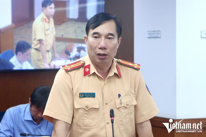 Thượng tá Đỗ Xuân Hoàn, Phó trưởng phòng CSGT Công an TPHCM thông tin tại họp báo chiều 8/10. Ảnh: Phước Sáng