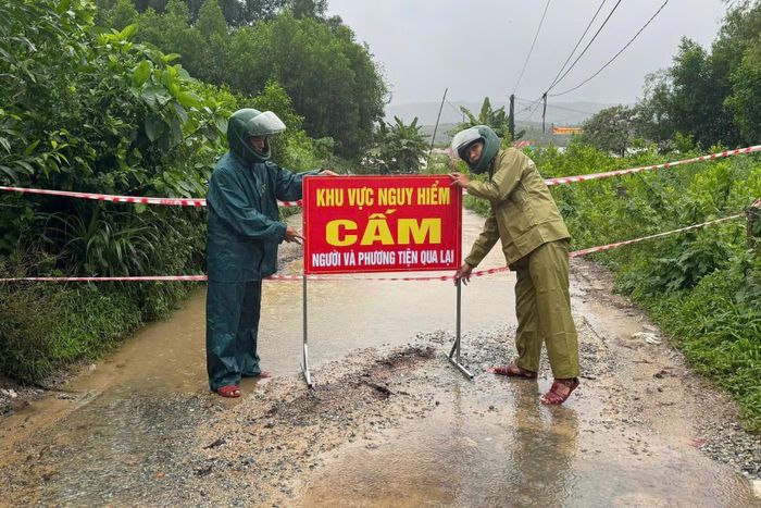 Lực lượng chức năng tổ chức chốt chặn ở những tuyến đường bị ngập sâu để đảm bảo an toàn. Ảnh: Quang Cường