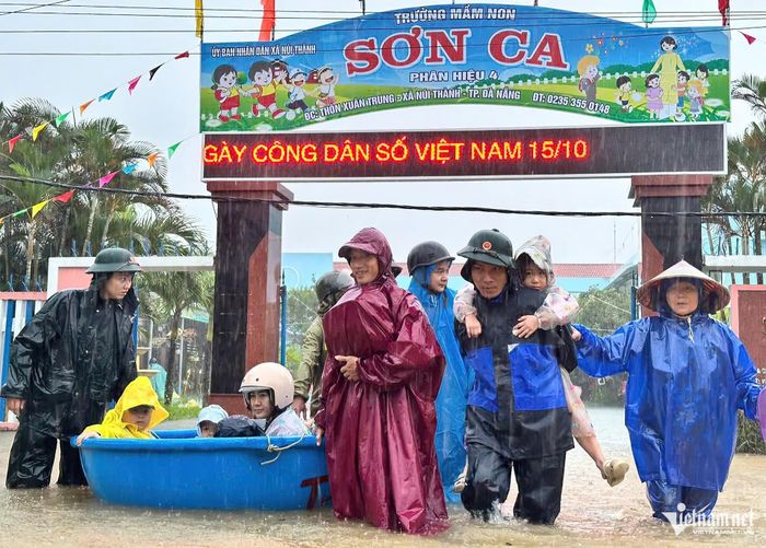 Bộ đội hỗ trợ đưa đón học sinh vượt nước ngập về nhà.
