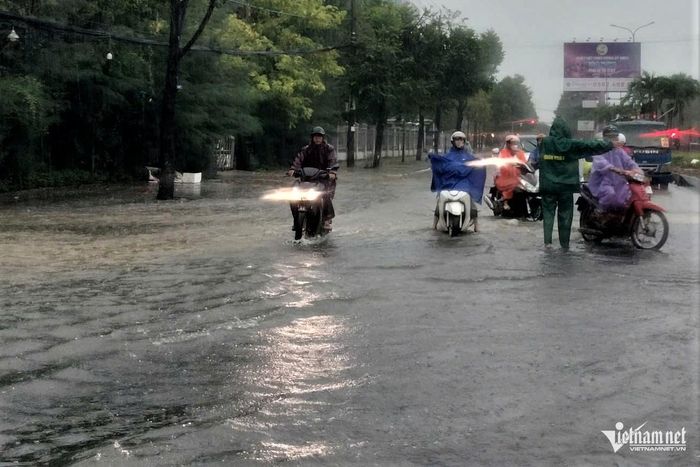 Lực lượng chức năng phải túc trực hướng dẫn người dân đi lại an toàn. Ảnh: Hà Nam