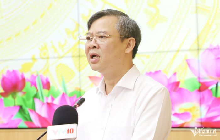 Chủ tịch UBND TP Cần Thơ Trương Cảnh Tuyên thông tin với báo chí vào chiều 8/10. 