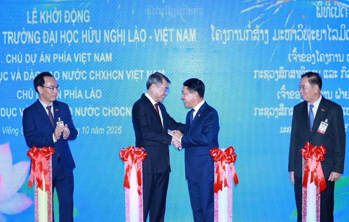 Hai Thủ tướng dự lễ khởi động xây dựng Trường Đại học Hữu nghị Lào - Việt Nam. Hai bên đánh giá dự án là công trình có ý nghĩa biểu tượng, góp phần kết nối tri thức và vun đắp tình hữu nghị Việt Nam - Lào cho các thế hệ tương lai. Ảnh: Chính phủ